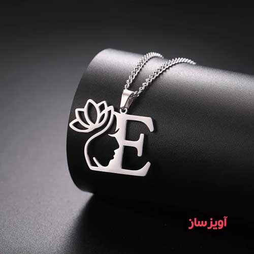 گردنبند حرف انگلیسی E طرح زن و گل نیلوفر کد 102606