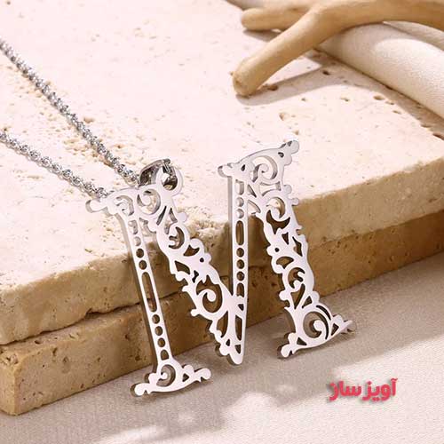 گردنبند حرف انگلیسی M طرح گل کد 102843