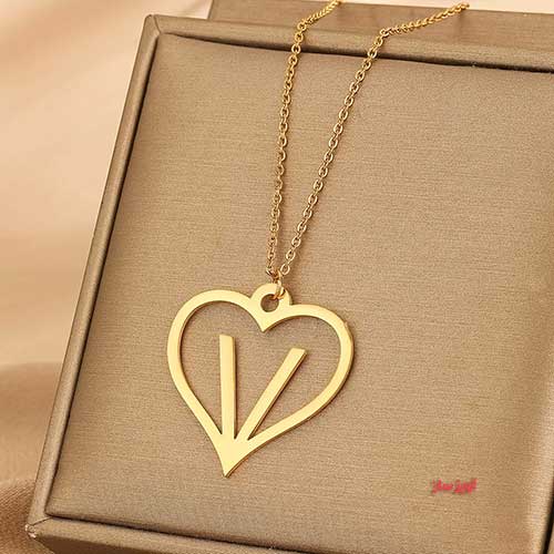 گردنبند حرف انگلیسی V طرح قلب کد 103116